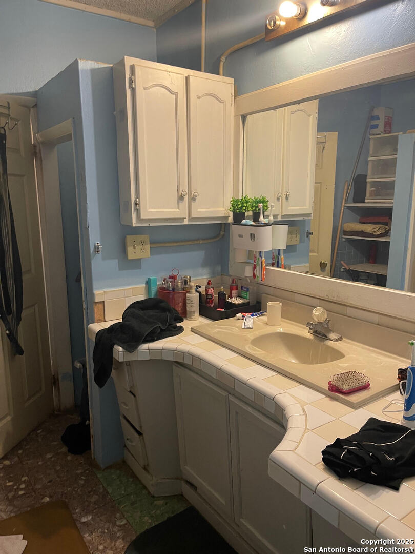 1002 W Lynwood Avenue San Antonio TX 78201