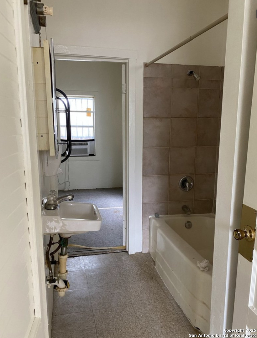 1221 Center San Antonio TX 78202