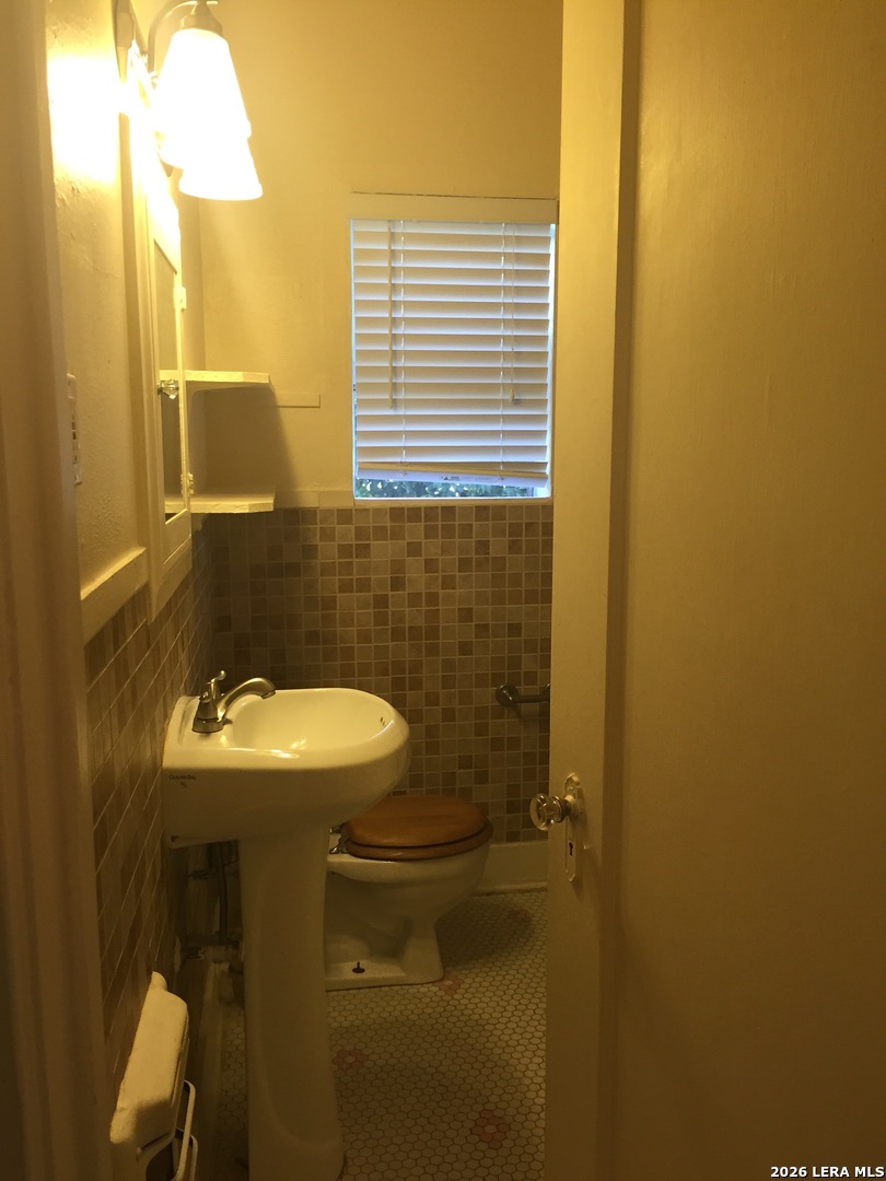 2047 W Summit Avenue San Antonio TX 78201