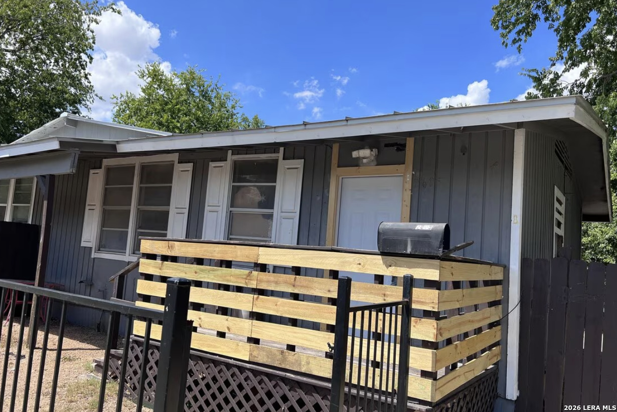 2609 W Poplar San Antonio TX 78207