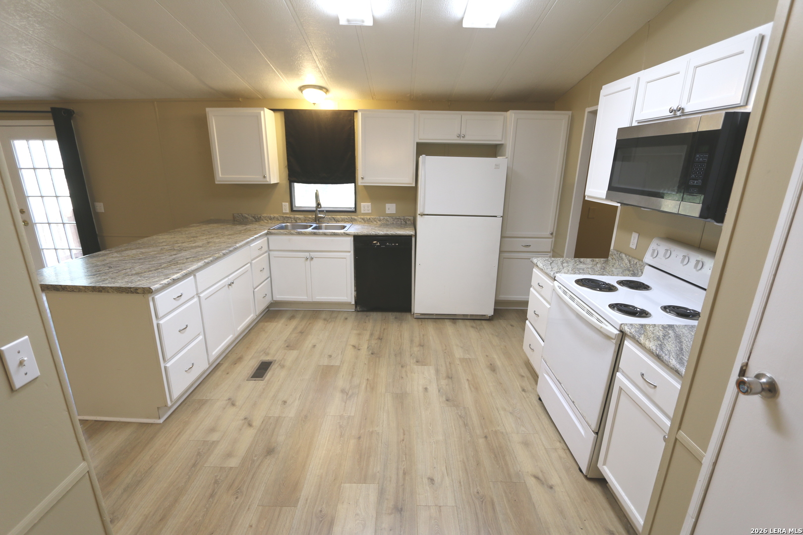 76 & 76b Post Oak La Vernia TX 78121