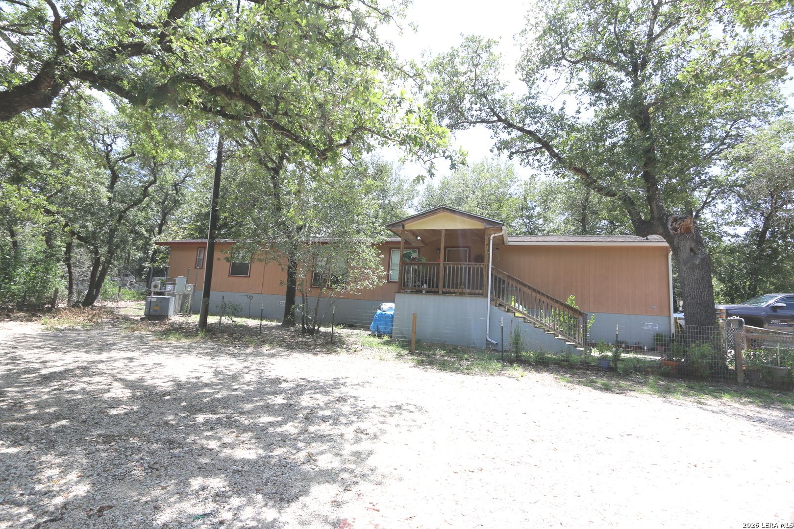 76 & 76b Post Oak La Vernia TX 78121