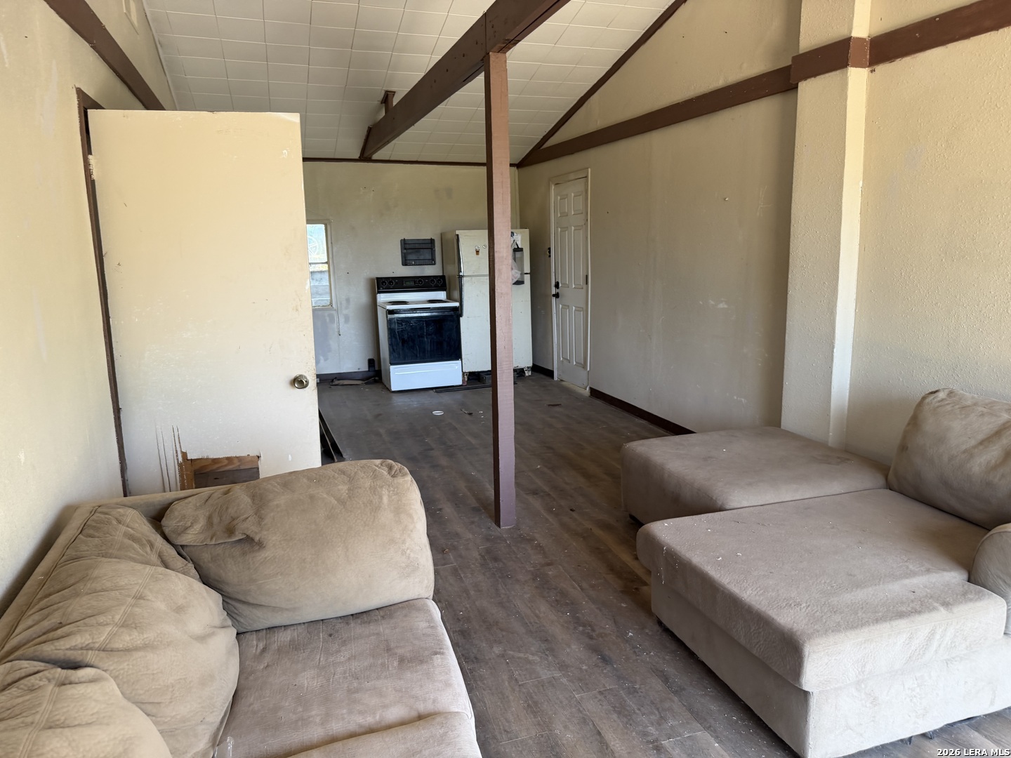 786 39th Street W Lakehills TX 78063