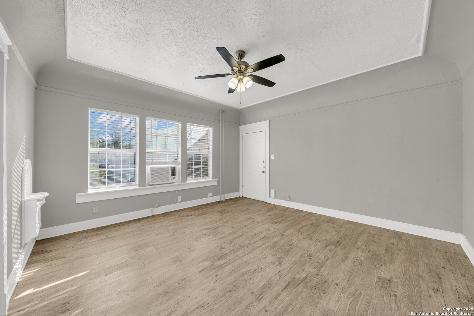 1409 W Woodlawn San Antonio TX 78201