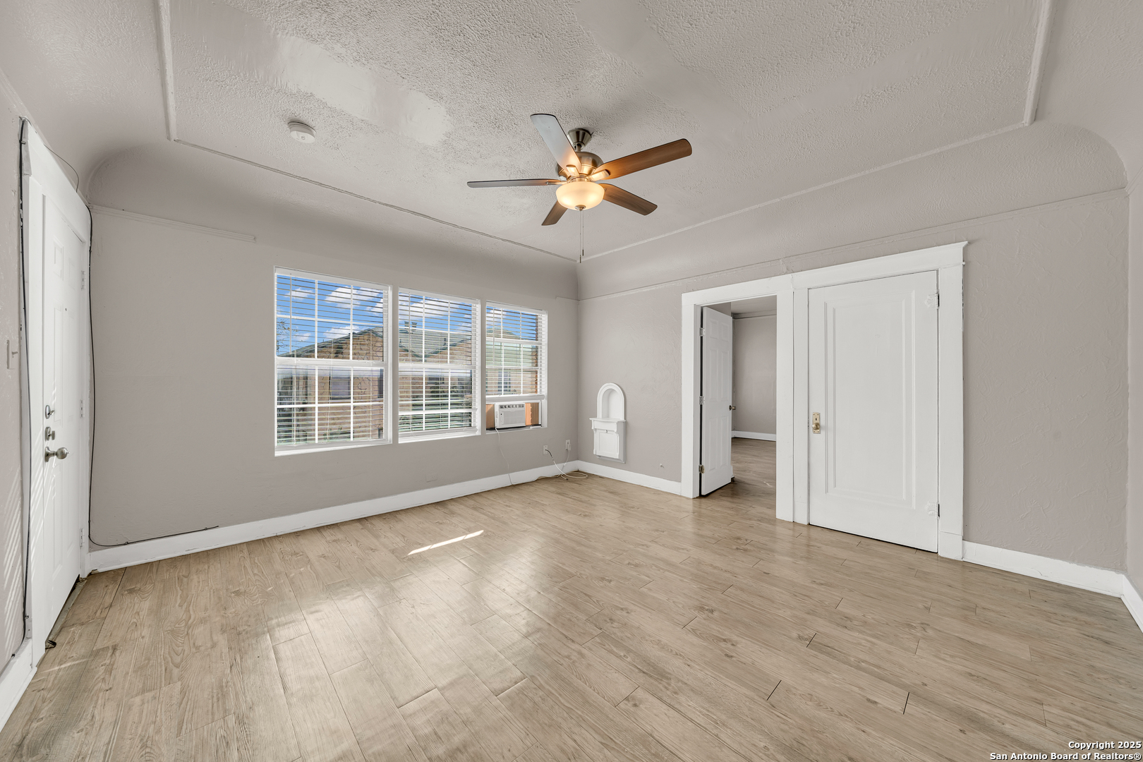 1409 W Woodlawn San Antonio TX 78201