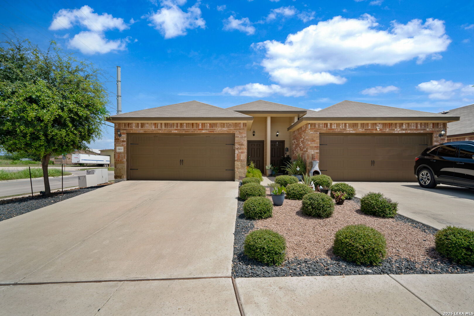1100/1102 Stanley Seguin TX 78155