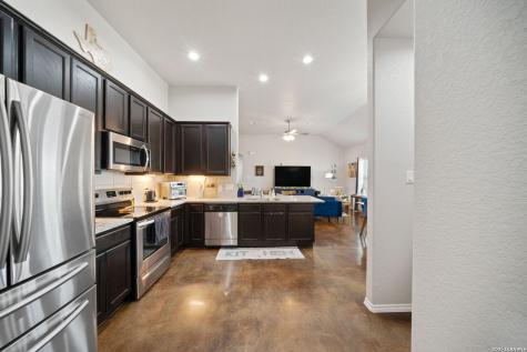 1100/1102 Stanley Seguin TX 78155