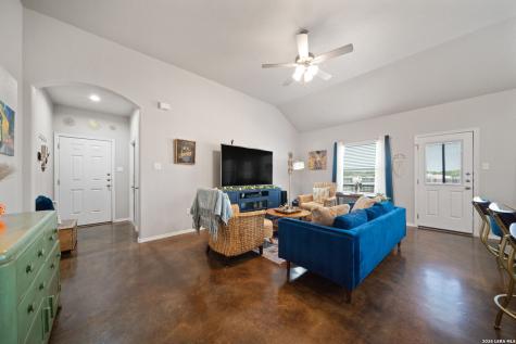 1100/1102 Stanley Seguin TX 78155