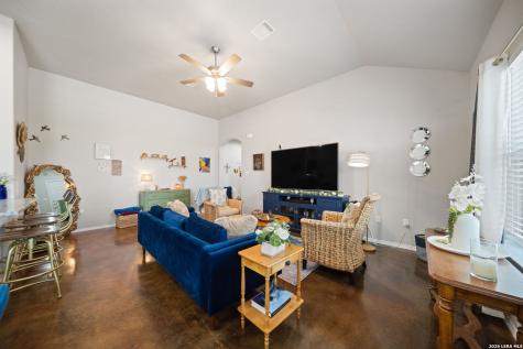 1100/1102 Stanley Seguin TX 78155