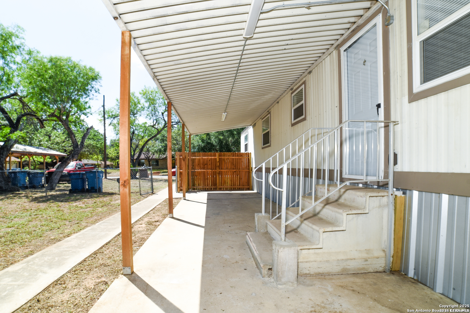 215 Greenlawn Avenue Pleasanton TX 78064