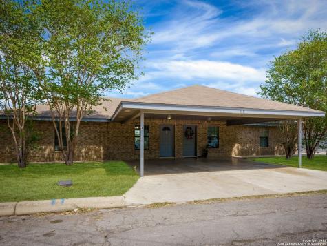 131 S Mansfield Street Pleasanton TX 78064