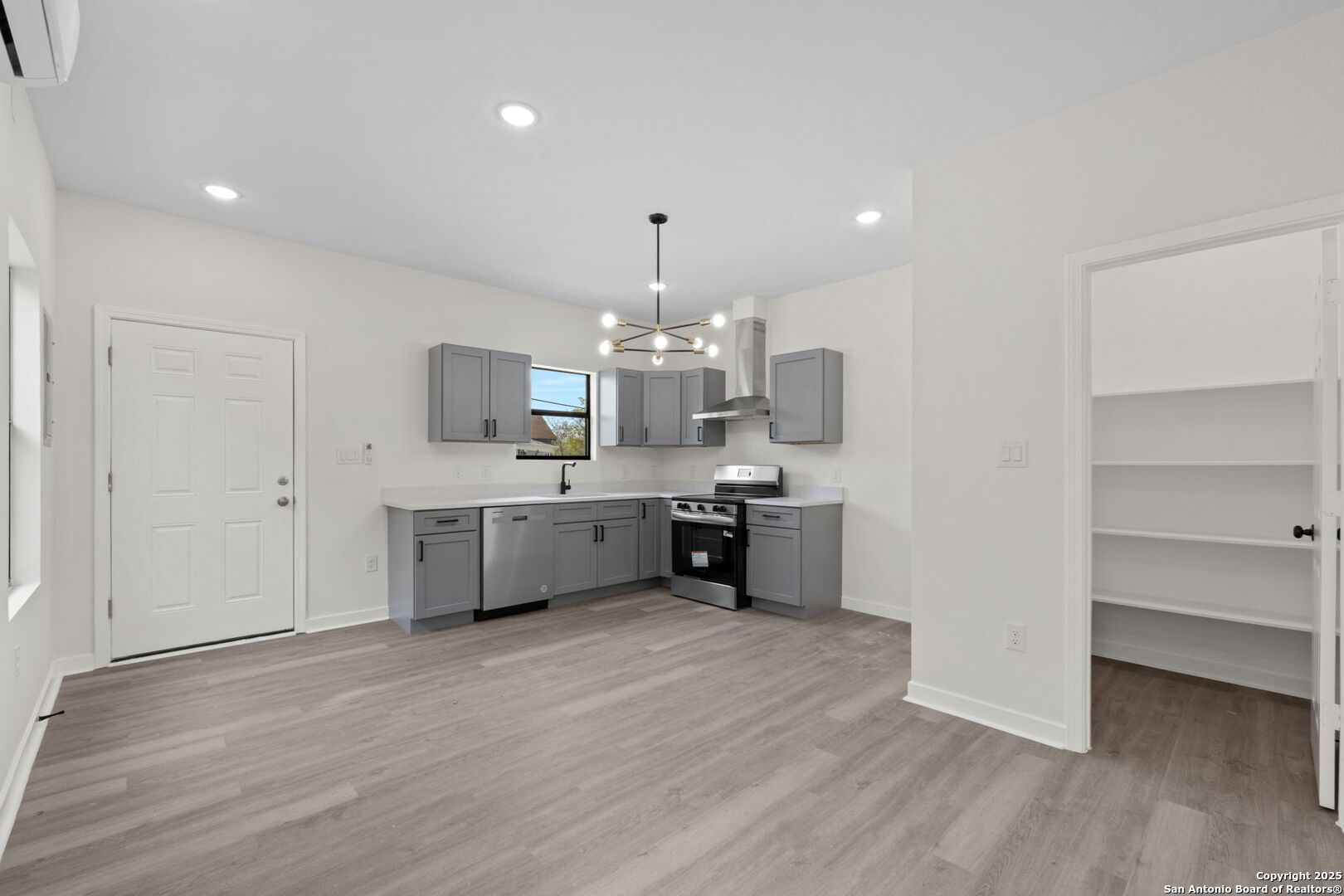 627 S Olive St, #102, 202 San Antonio TX 78203