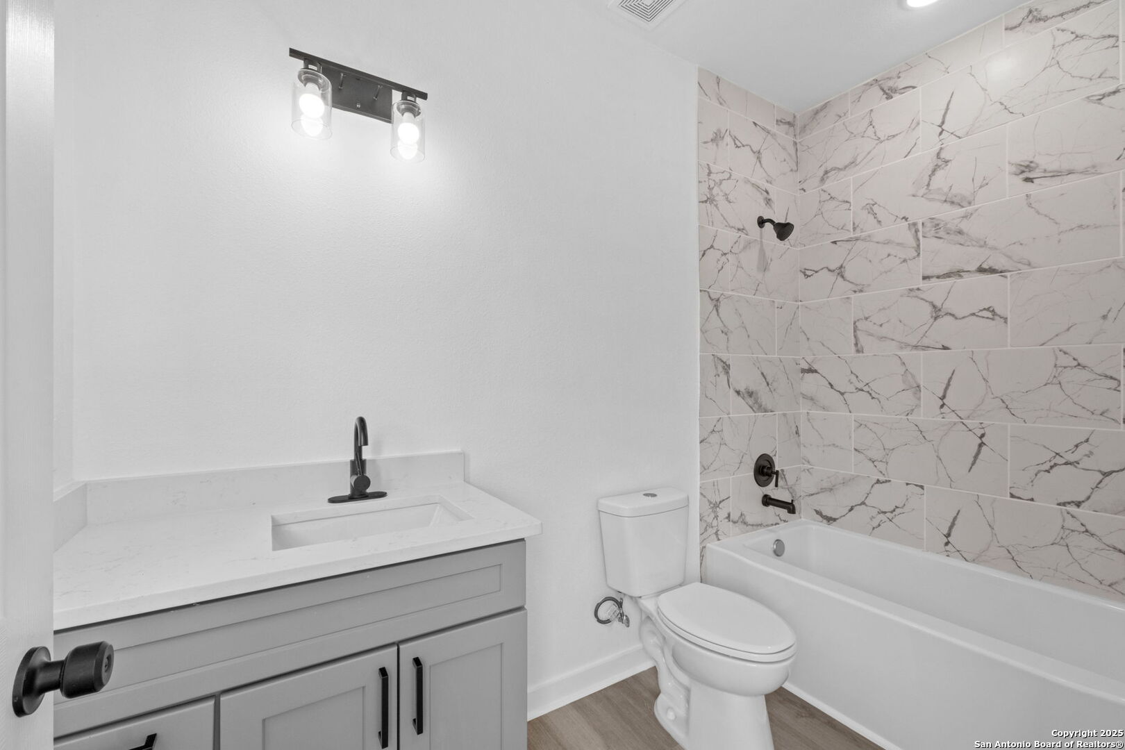 627 S Olive St, #102, 202 San Antonio TX 78203
