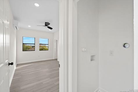627 S Olive St, #102, 202 San Antonio TX 78203