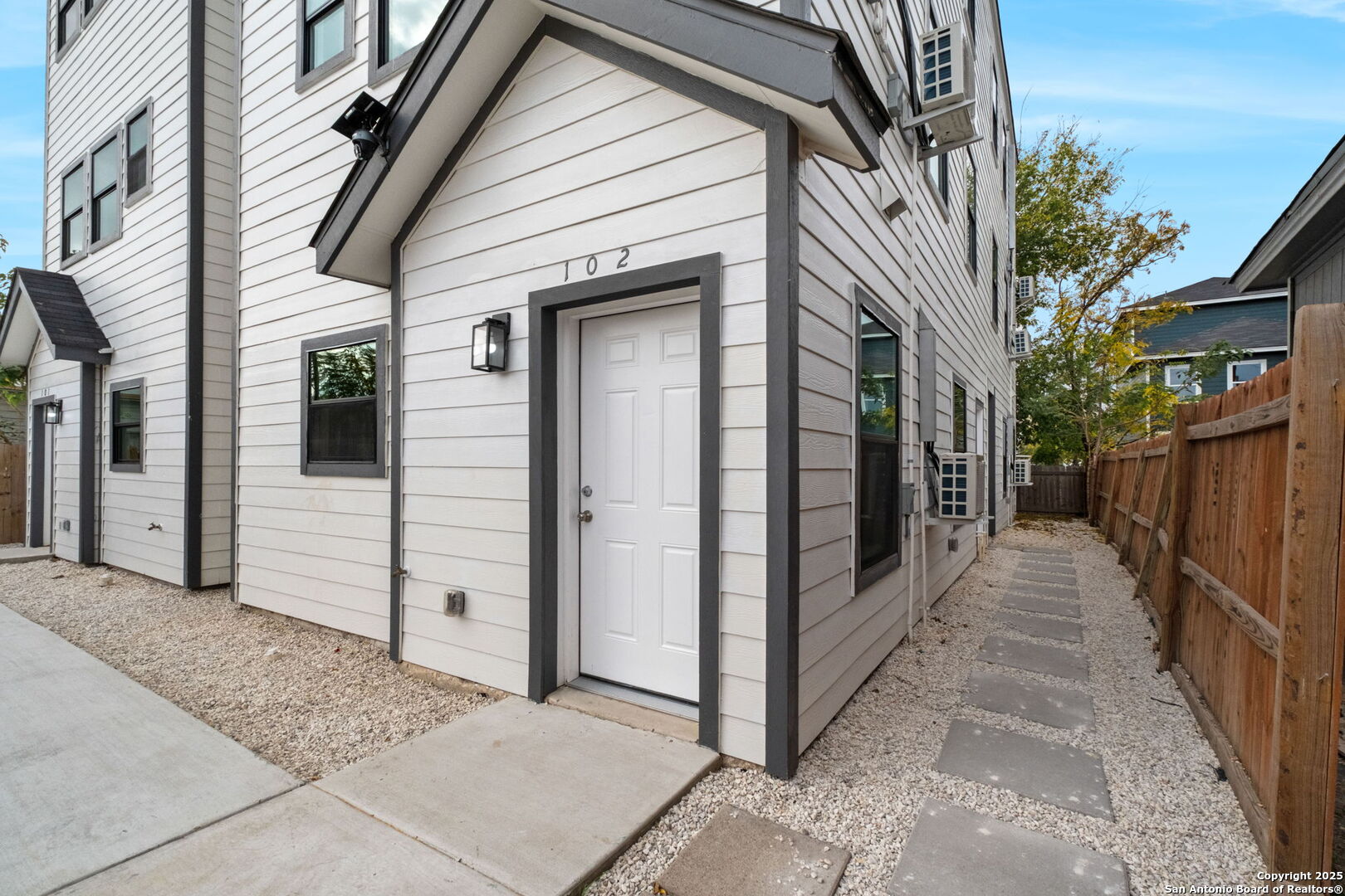 627 S Olive St, #102, 202 San Antonio TX 78203