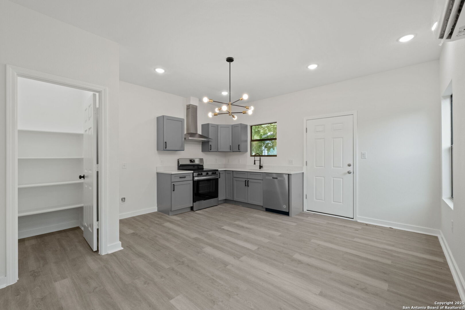 627 S Olive St, #102, 202 San Antonio TX 78203