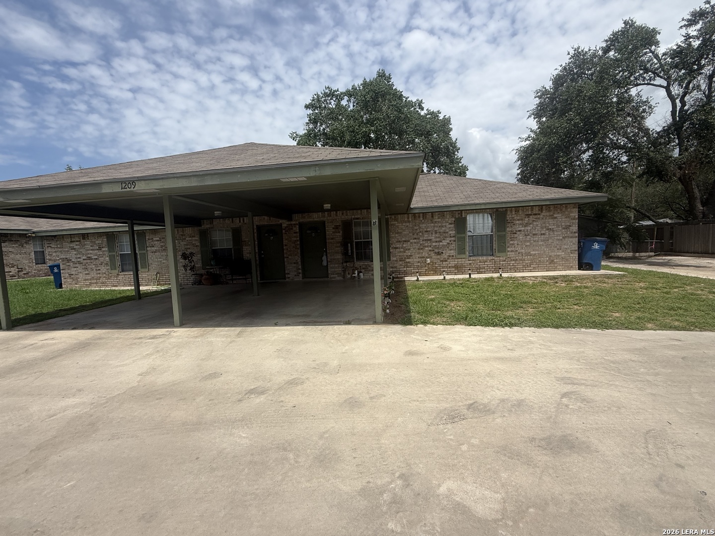 1207 & 1209 W Goodwin Street Pleasanton TX 78064