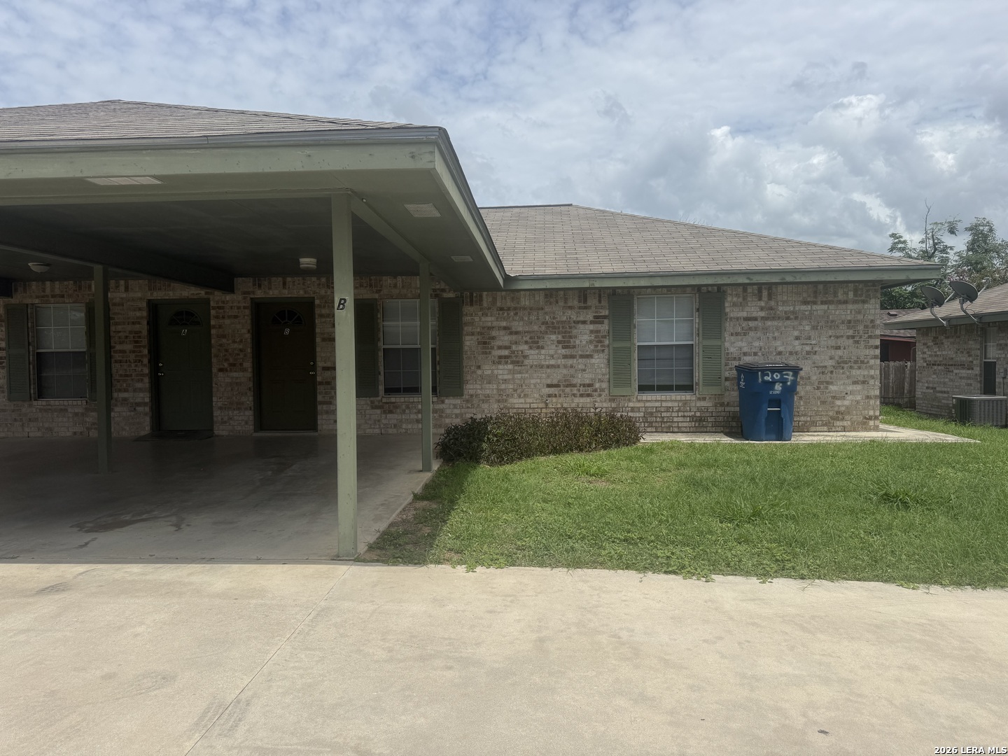 1207 & 1209 W Goodwin Street Pleasanton TX 78064
