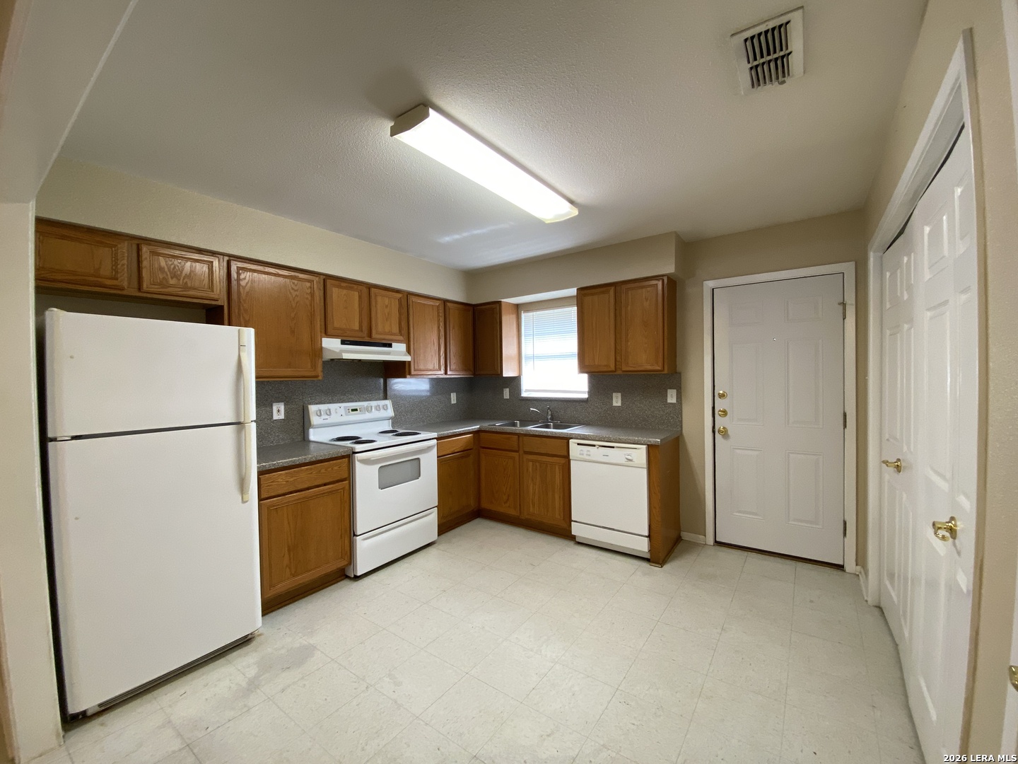 1207 & 1209 W Goodwin Street Pleasanton TX 78064