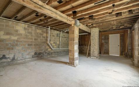 1103 Rockmoor Canyon Lake TX 78133