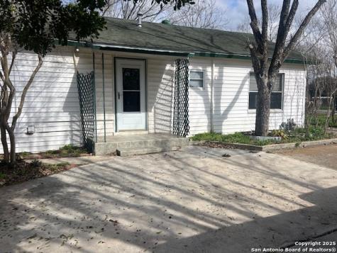 1117 Standish Floresville TX 78114