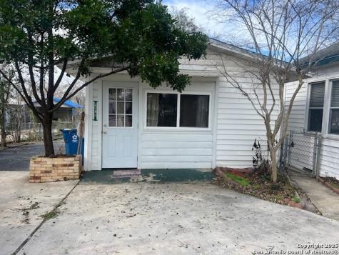 1117 Standish Floresville TX 78114