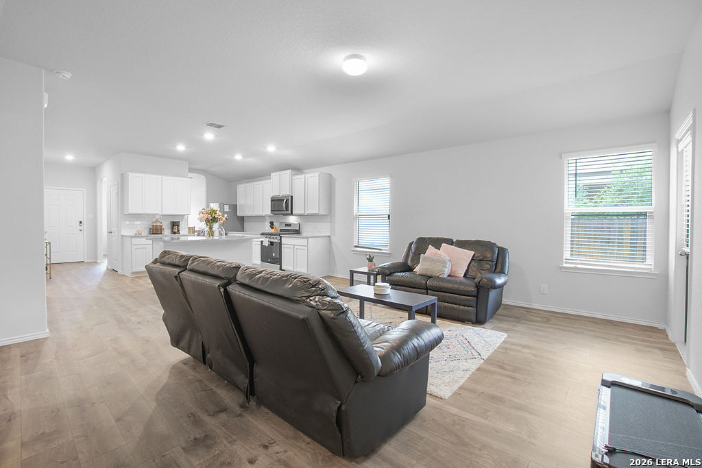 8135 Falcon Meadow Converse TX 78109