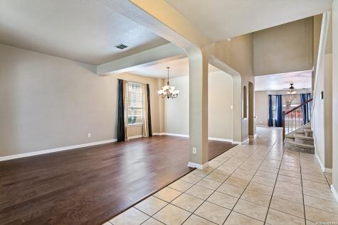 1305 James Cook Windcrest TX 78239