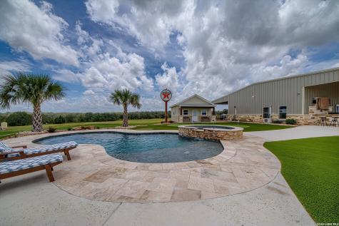 1188 County Road 328 Adkins TX 78101