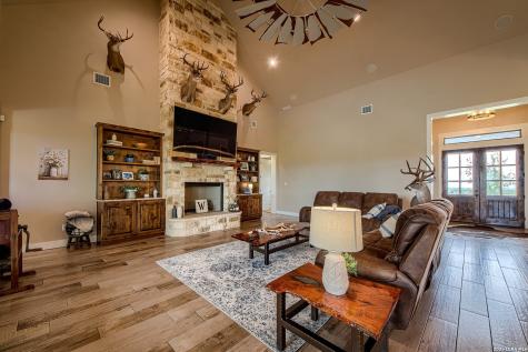 1188 County Road 328 Adkins TX 78101