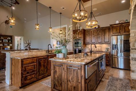 1188 County Road 328 Adkins TX 78101
