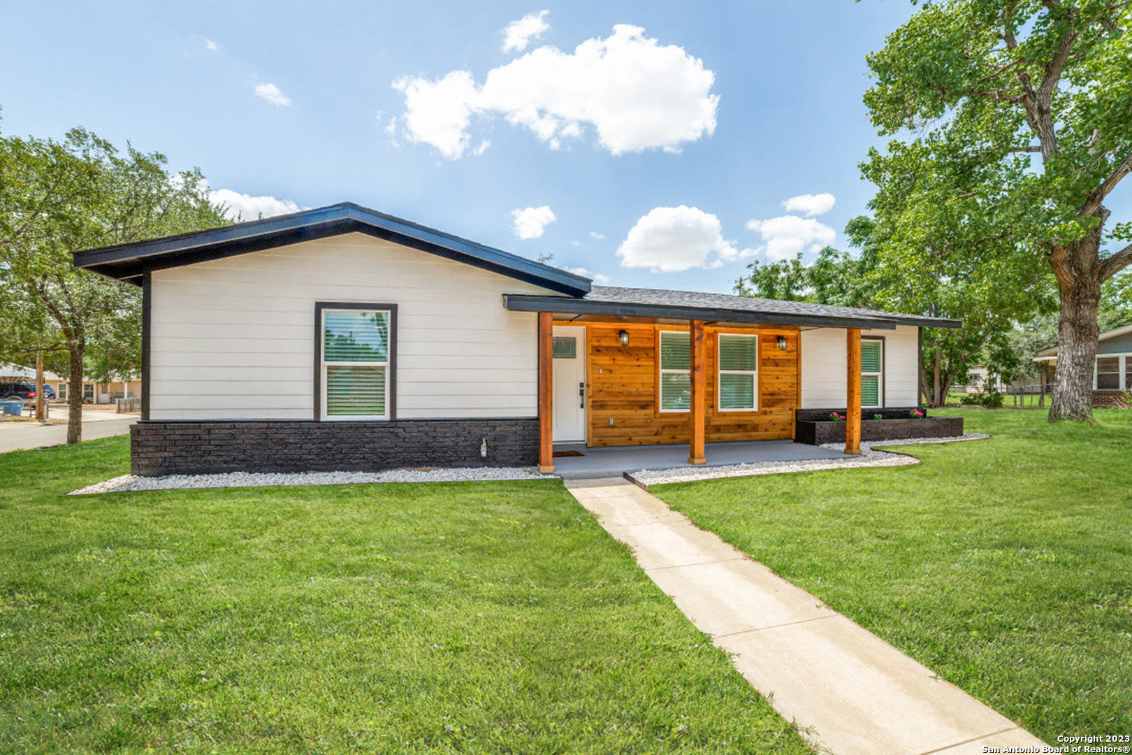 1105 Kathleen Street Pleasanton TX 78064
