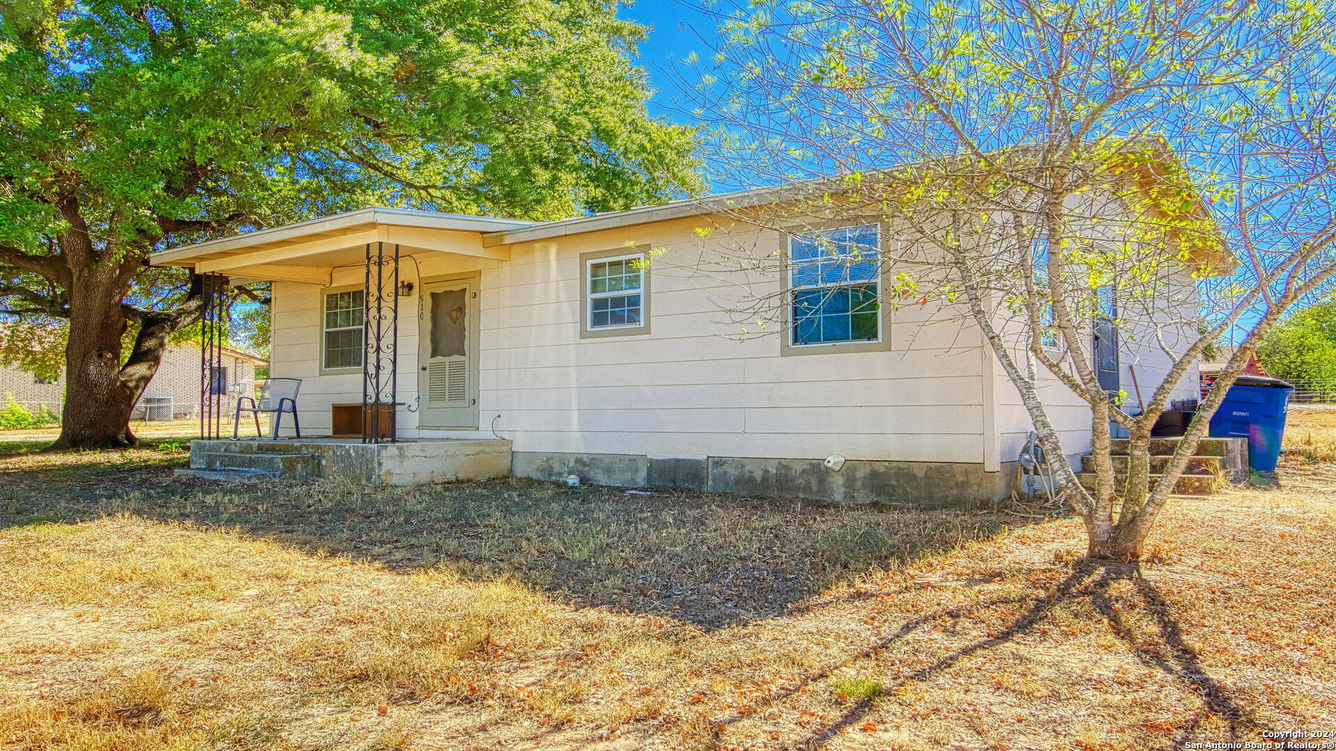 910 Plum Street Floresville TX 78114