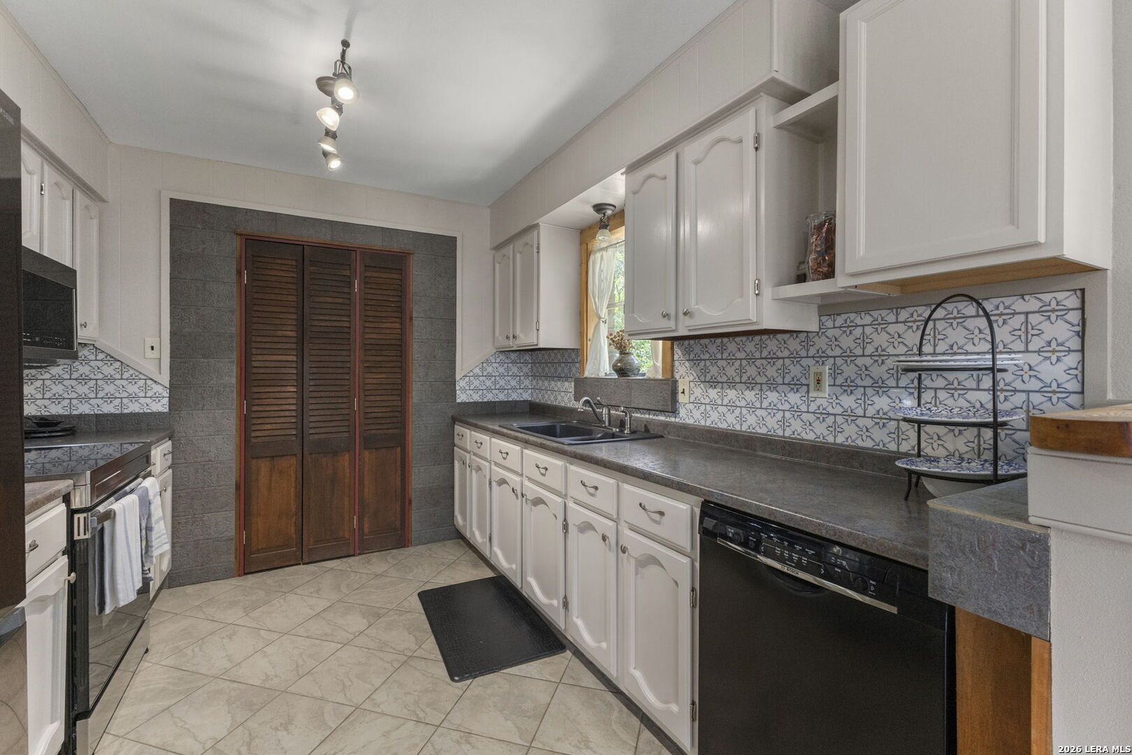 346 Rainbow Drive Lakehills TX 78063