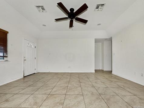 505 Indian Crossing Jourdanton TX 78026