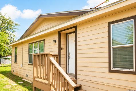 18066 La Gloria Road Elmendorf TX 78112
