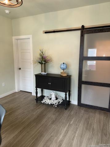 647 N San Gabriel San Antonio TX 78228