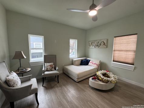 647 N San Gabriel San Antonio TX 78228