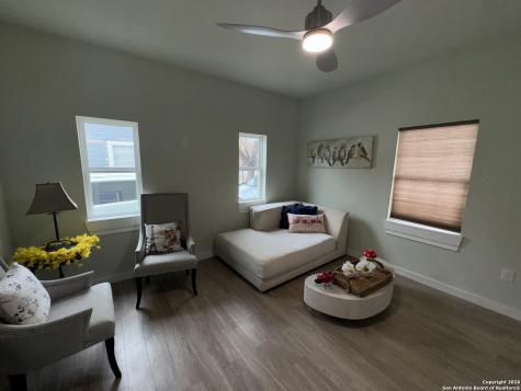 647 N San Gabriel San Antonio TX 78228
