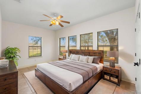 231 Broken Arrow Floresville TX 78114