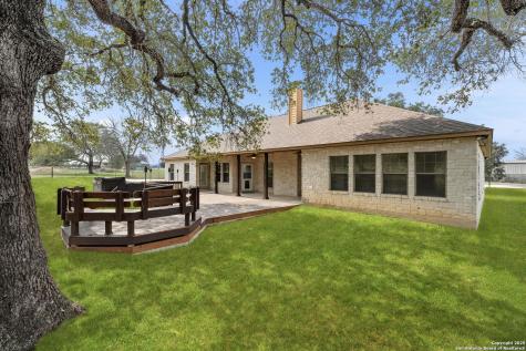 231 Broken Arrow Floresville TX 78114