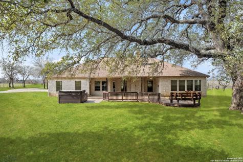 231 Broken Arrow Floresville TX 78114