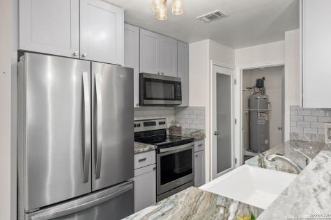 231 Broken Arrow Floresville TX 78114