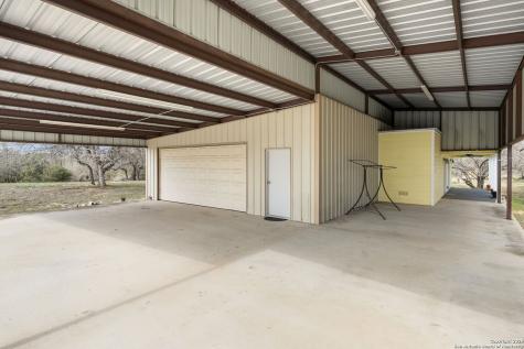 231 Broken Arrow Floresville TX 78114