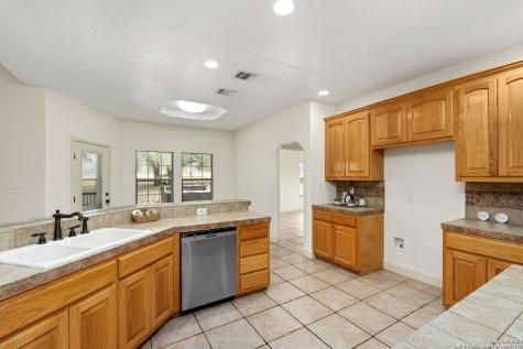 231 Broken Arrow Floresville TX 78114