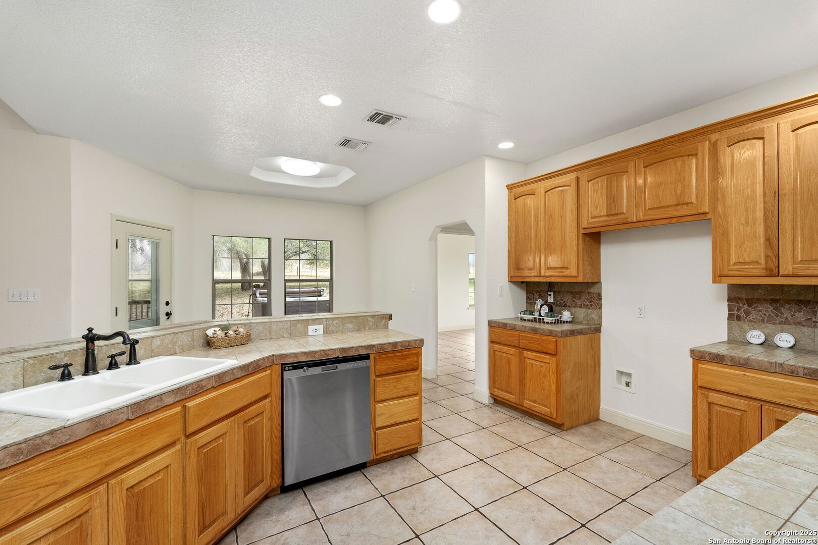 231 Broken Arrow Floresville TX 78114