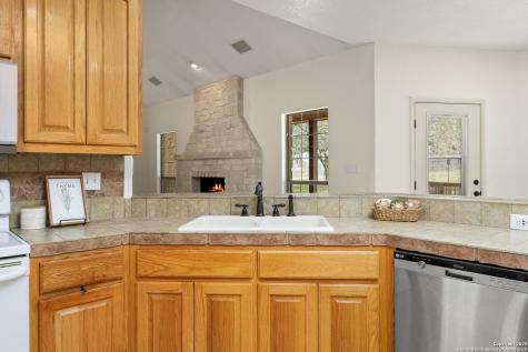 231 Broken Arrow Floresville TX 78114