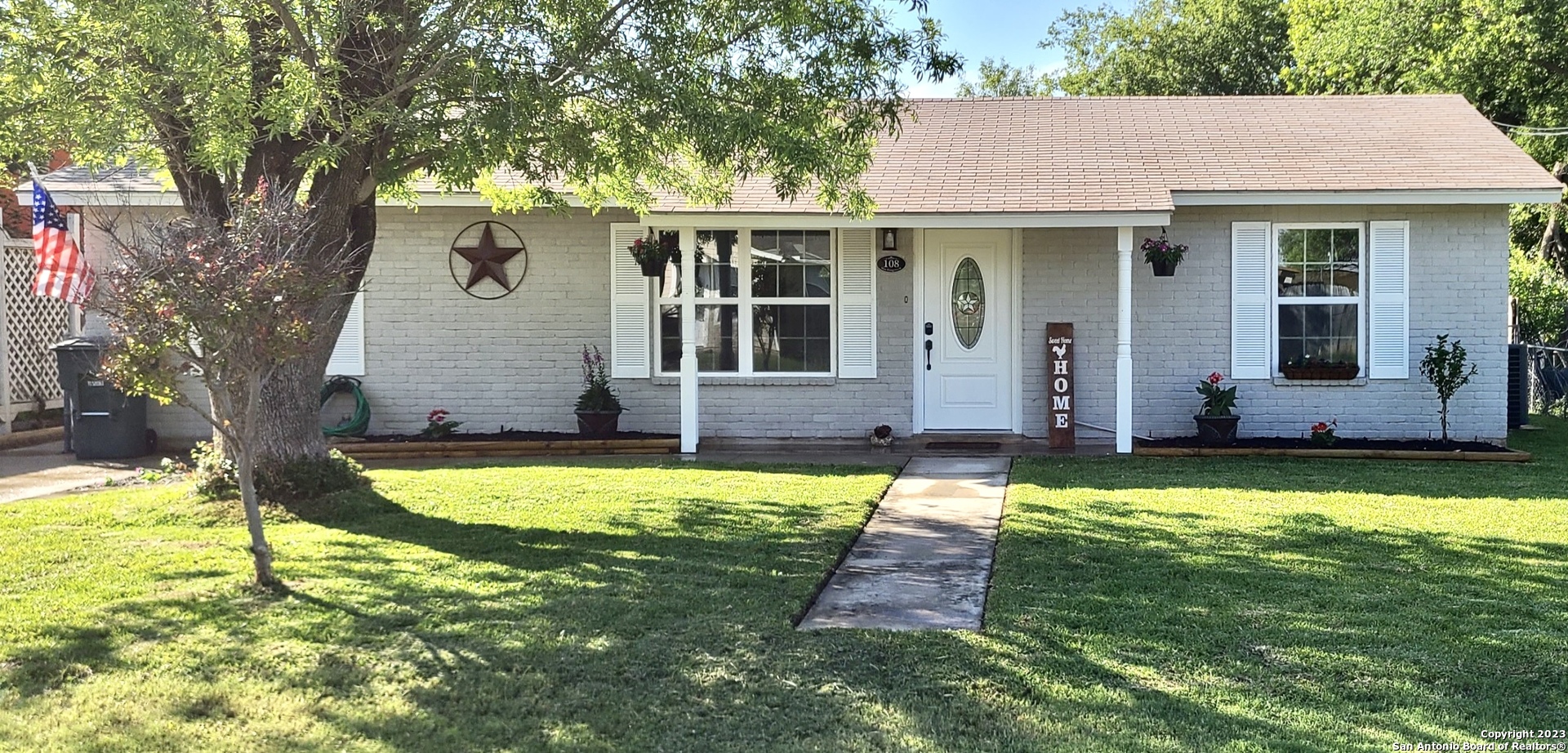 108 W Evergreen Street Uvalde TX 78801