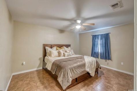 411 W Calera Uvalde TX 78801