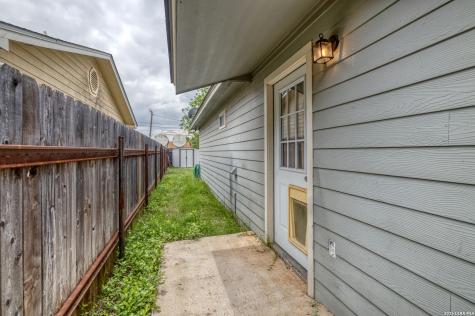 411 W Calera Uvalde TX 78801